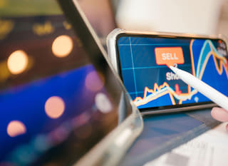 Investor sledující příležitosti na různých trzích včetně Bitcoin, Ethereum a forexu