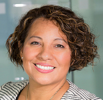 Claire Ashford, vedoucí compliance, finanční odbornice, portrét